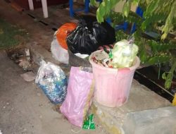 Aroma Bau Bangkai Sampah Menumpuk di Poros Sudirman Majene, Ini Saran Warga